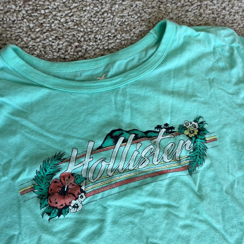 Hollister Graphic Tee - Picture 2 of 4